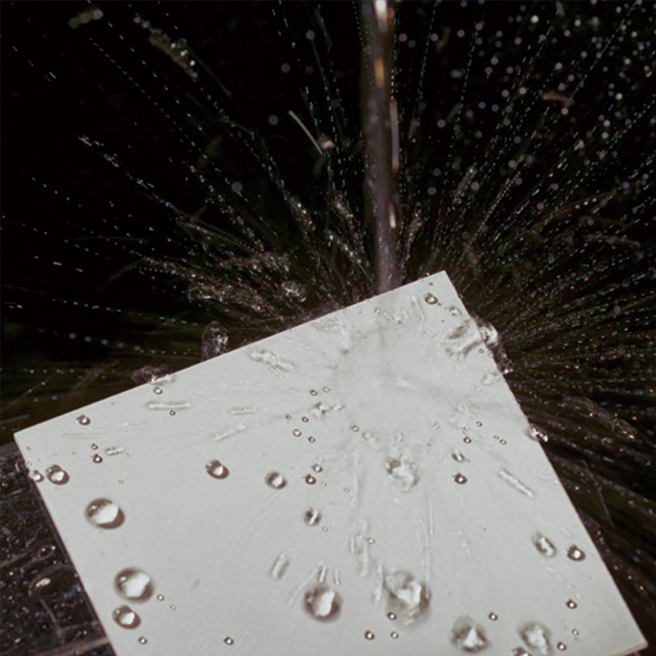写真：Unique structure combining a water-repellent coating and a water-permeable layer