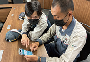 社内ポータルアプリ「BANDO+」を利用する従業員